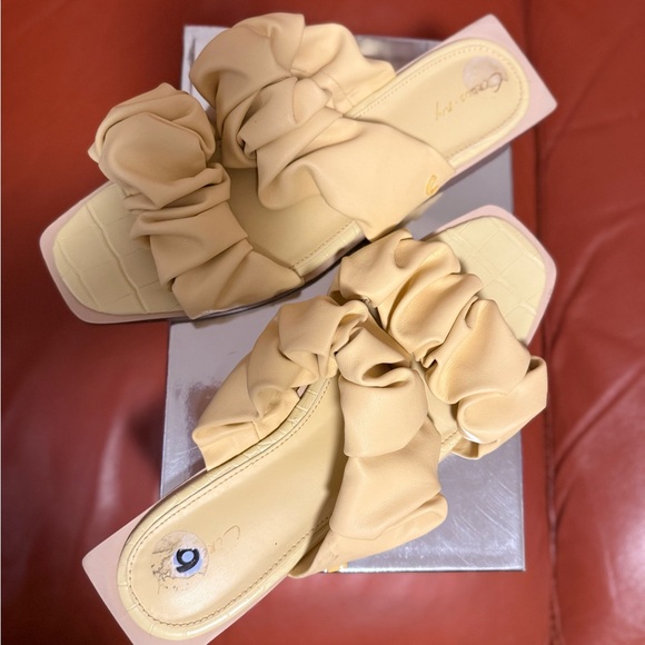 🔥Circus by Sam Edelman Ruffled Tan Sandals - Picture 5 of 8